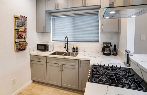Downtown Riverside Apartamento | Pet-Friendly Riverside Vacation Rental w/ Patio!