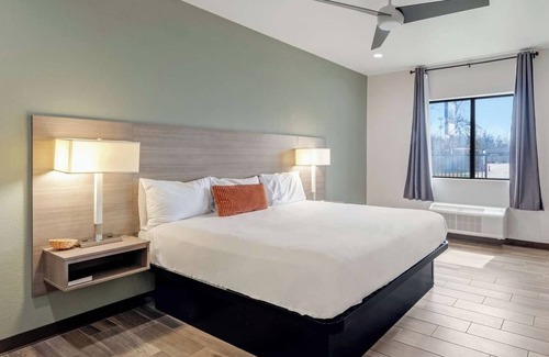 Nevada Street Hotel | Pet-Friendly Room Near The Alamo w/ Free Breakfast Included - DT Location