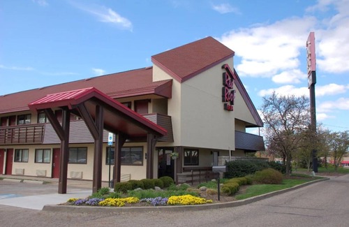 North Canton Casa | Pet-Friendly Room Adjacent to Westfield Belden Village Mall, Super Convenient