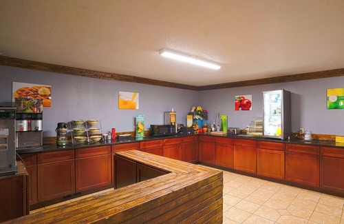 Redwood Falls Hotel | Pet-Friendly Room Near Redwood Falls Hotspots w/ King Bed + Free Parking