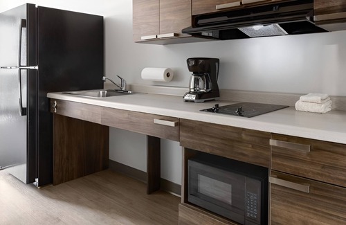 Ashwaubenon Hotel | Pet-Friendly Room w/ Kitchen + Blackout Curtains – Ideal for Restful Stays
