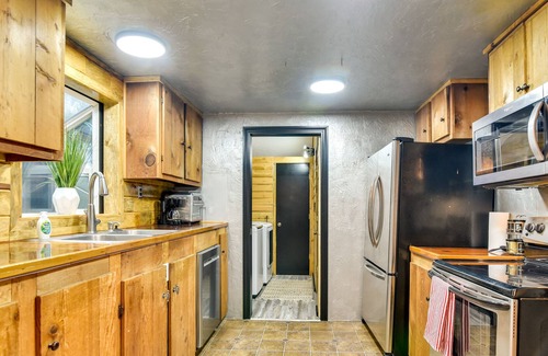 Sandy Cabina | Pet-Friendly Sandy Cabin w/ Spacious Fire Pit!