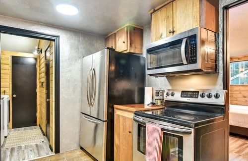 Sandy Cabina | Pet-Friendly Sandy Cabin w/ Spacious Fire Pit!