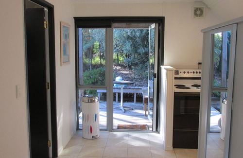 Haruru Apartamento | Pet friendly, self-contained loft with private deck & small garden
