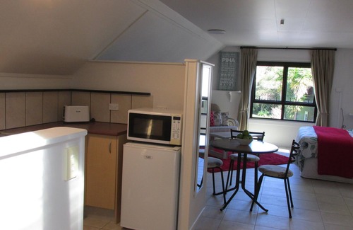 Haruru Apartamento | Pet friendly, self-contained loft with private deck & small garden