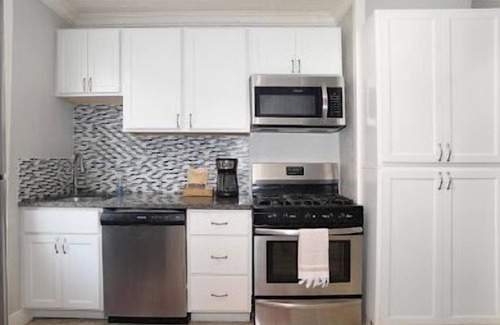 South Side Slopes Casa | Pet Friendly Southside 3-bedroom house with WiFi & AC Near Downtown