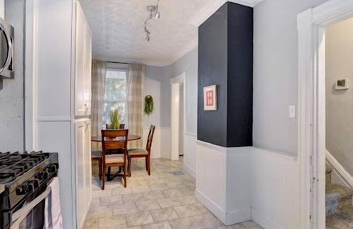 South Side Slopes Casa | Pet Friendly Southside 3-bedroom house with WiFi & AC Near Downtown