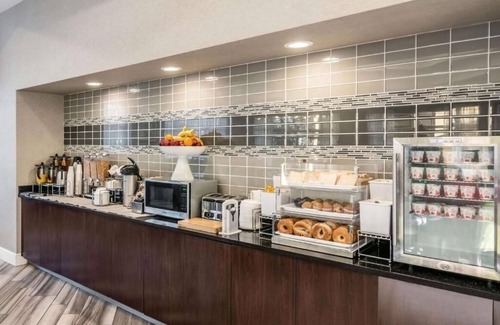 Airport North Casa | Pet-Friendly Stay – Comfortable Room Near the Airport | Pool | Free Shuttle