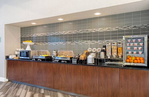 Airport North Casa | Pet-Friendly Stay – Comfortable Room Near the Airport | Pool | Free Shuttle