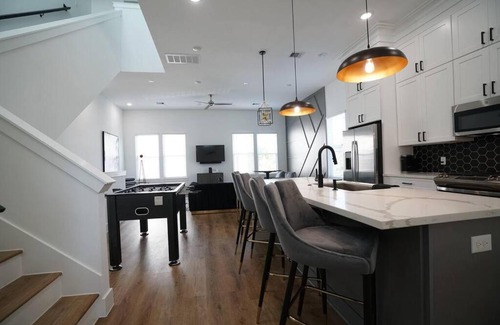 Northside Villa | Pet Friendly Stylish 4 Bedroom home Close to All