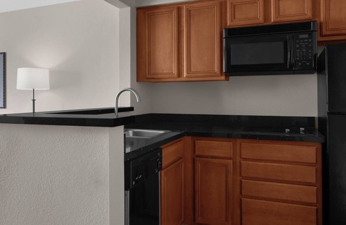 Renton Hotel | Pet-Friendly Suite w/ Full Kitchen and Parking – Ideal for Long-Term Stays!