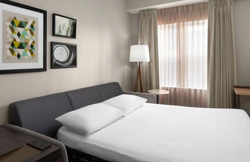 Oldsmar Hotel | Pet-Friendly Tampa Escape: Comfortable Suites with Kitchen & Pool