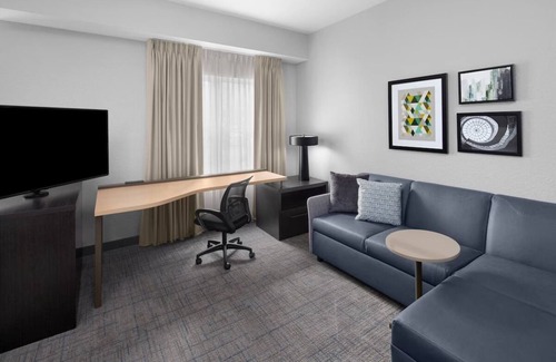 Oldsmar Hotel | Pet-Friendly Tampa Escape: Comfortable Suites with Kitchen & Pool