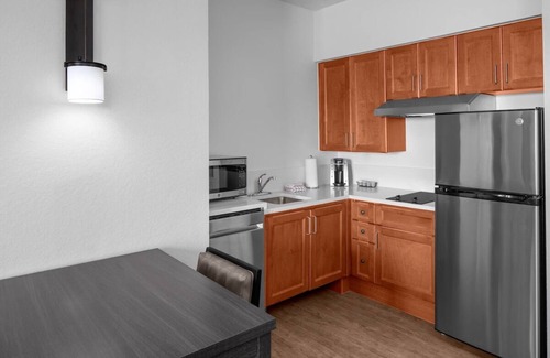 Oldsmar Hotel | Pet-Friendly Tampa Escape: Comfortable Suites with Kitchen & Pool