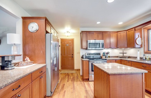 Tomahawk Casa | Pet-Friendly Tomahawk Home: Deck & Private Hot Tub