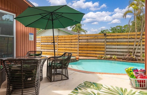 Sarasota Springs Villa | Pet Friendly Tropical Villa, Heated Salt Pool