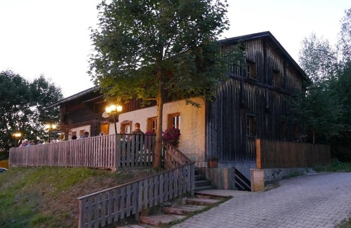 Lam Apartamento | Pet-friendly vacation apartment in the Waldlerhaus offers rustic coziness