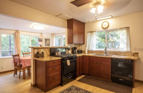 Occidental Casa | Pet Friendly Vacation Wonderland en el holandés Bill Creek 1 milla a la playa de Monte Rio