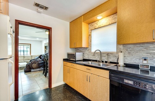 Lake Balboa Casa | Lake Balboa Home w/ Scenic Patio Near Van Nuys!