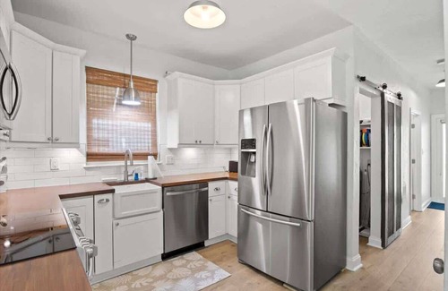 Arlington Park Casa | Pet Friendly w/ Heated Pool, Hot Tub, Patio/Grill