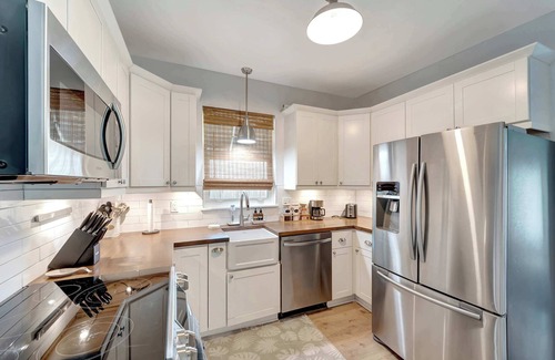 Arlington Park Casa | Pet Friendly w/ Heated Pool, Hot Tub, Patio/Grill