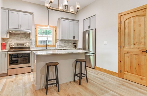 Waynesville Cabina | Pet-Friendly Waynesville Cabin w/ Deck & Mtn Views