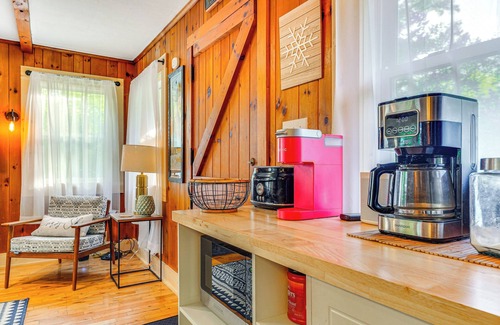 Wilmington Cabaña | Pet-friendly Wilmington Retreat w/ Hot Tub!