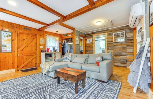 Wilmington Cabaña | Pet-friendly Wilmington Retreat w/ Hot Tub!