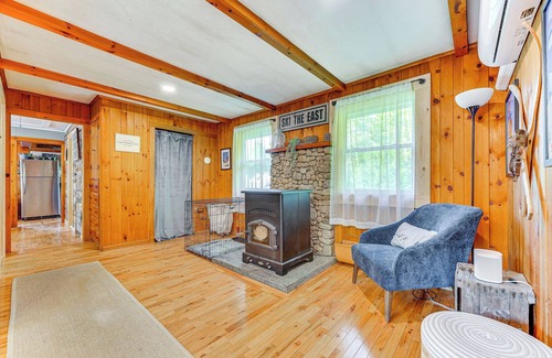 Wilmington Cabaña | Pet-friendly Wilmington Retreat w/ Hot Tub!