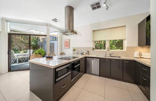 North Adelaide Apartamento | Petal and Bloom - 3BR Family CBD