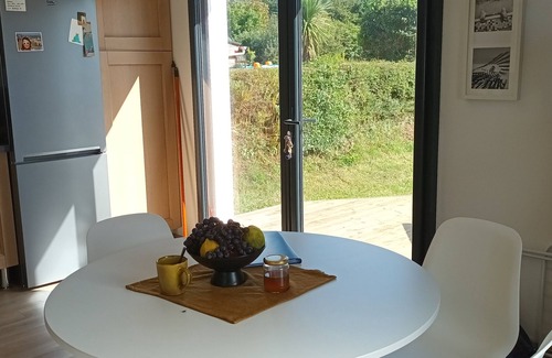 Saint-Urbaine Casa | Petite Maison Confortable et Bien Placée