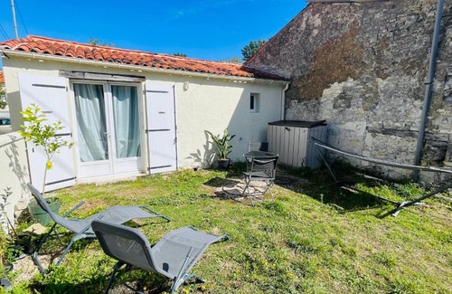 Asnieres-la-Giraud Casa | Petite maison du loubat avec jardin