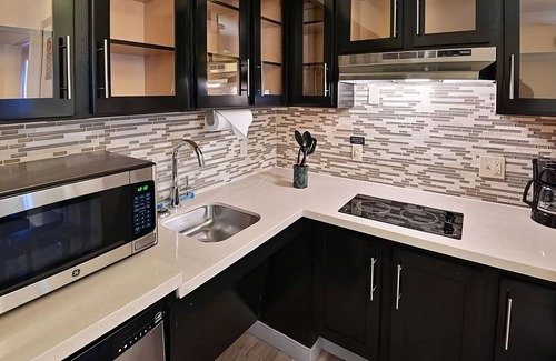 Plantation Complejo | Pets are Allowed HERE! Large Suite! w/ Onsite Pool, FREE Breakfast!