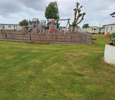 Heacham Chalet De Esquí | pets stay free 3 bedroom caravan at heacham beach