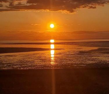 Heacham Chalet De Esquí | pets stay free 3 bedroom caravan at heacham beach