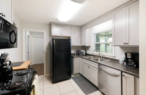 Rossville Casa | Pets Welcome - 5 Miles to Downtown Chattanooga; Quiet Neighborhood, Dog-friendly home w/Fence