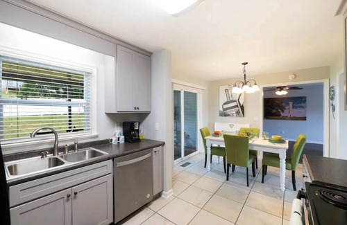 Rossville Casa | Pets Welcome - 5 Miles to Downtown Chattanooga; Quiet Neighborhood, Dog-friendly home w/Fence