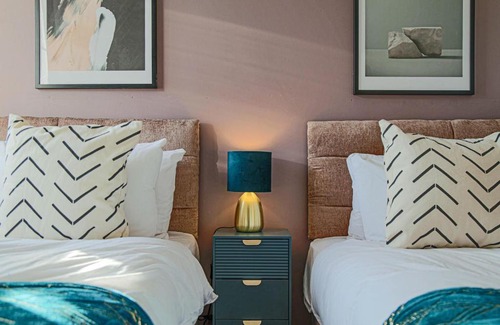 Milton Keynes Casa | Petworth House - Central Milton Keynes - Smart TVs, Pool Table, Garden and Free Parking by Yoko Property