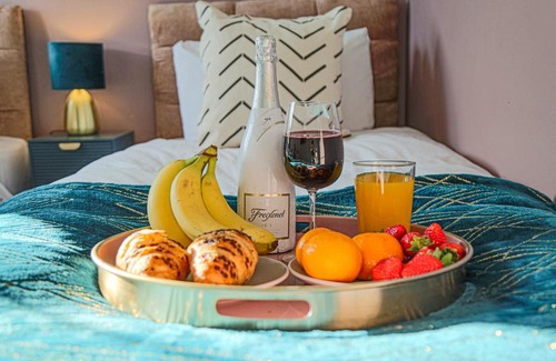 Milton Keynes Casa | Petworth House - Central Milton Keynes - Smart TVs, Pool Table, Garden and Free Parking by Yoko Property