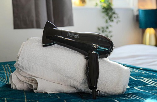 Milton Keynes Casa | Petworth House - Central Milton Keynes - Smart TVs, Pool Table, Garden and Free Parking by Yoko Property