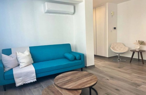 Larnaca Apartamento | Phaedrus Living Coral Suites Ambiance