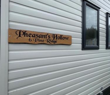 Swarland Villa | Pheasant's Hollow - 2 bed hot tub lodge with free golf, NO BUGGY