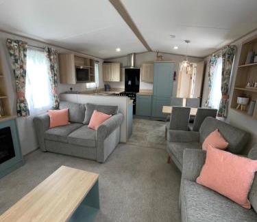 Swarland Villa | Pheasant's Hollow - 2 bed hot tub lodge with free golf, NO BUGGY