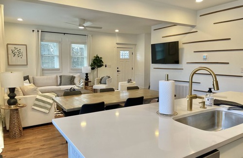 Fuquay-Varina Casa | Phenomenal in Fuquay-Sleeps 11- Weddings, Pets, Minutes to High Grove Estates!!!