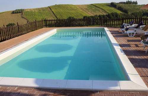 Montecarotto Casa | Piagge Del Sole: Hermosa casa de campo en el campo con piscina