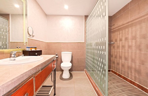 Village Road Complejo | Pickalbatros Alf Leila Wa Leila Resort - Neverland Hurghada