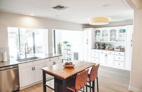 Avant Casa | Pickleball~Heated Pool~Spa~Basketball Court