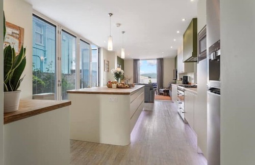 Borth Casa | Picton House, Borth. Luxury 7 Bedroom Beachfront Home. Sleeps 14