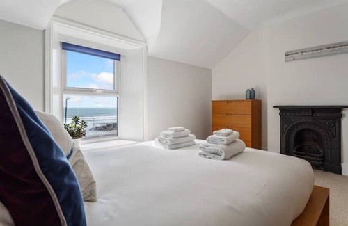 Borth Casa | Picton House, Borth. Luxury 7 Bedroom Beachfront Home. Sleeps 14