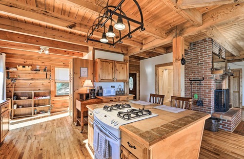 Morehead City Cabina | Picturesque Family Cabin w/ Views & Treehouse